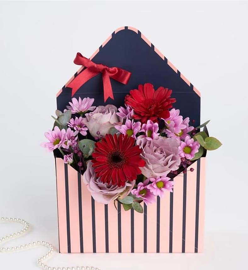 Mor Çizgili Zarfta Güller, Gerberalar ve Papatyalar